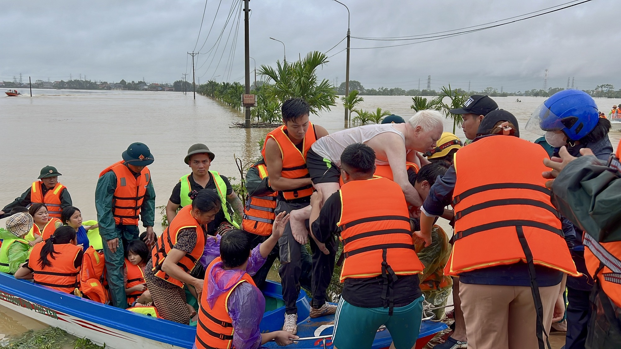 Lực lượng cứu hộ đưa người dân Thái Nguyên thoát khỏi vùng lũẢnh: CHIẾN HƯỞNG