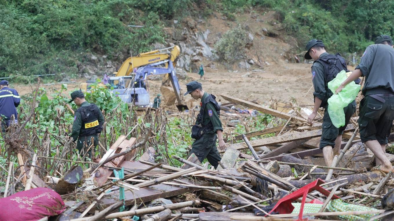 Vụ 38 người tử vong do sạt lở ở Nguyên Bình: Cán bộ công an trực tiếp khiêng thi thể đi bộ 20km- Ảnh 6.