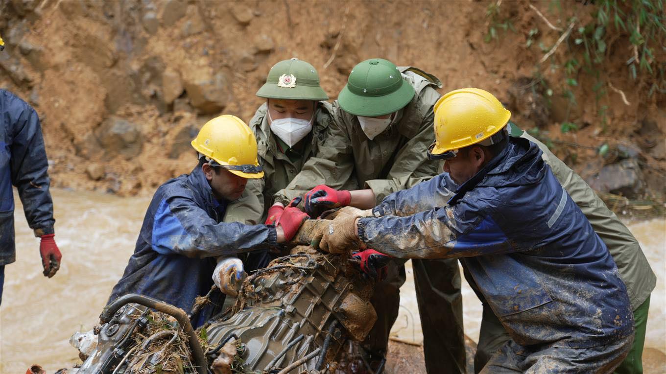 Vụ 38 người tử vong do sạt lở ở Nguyên Bình: Cán bộ công an trực tiếp khiêng thi thể đi bộ 20km- Ảnh 3.