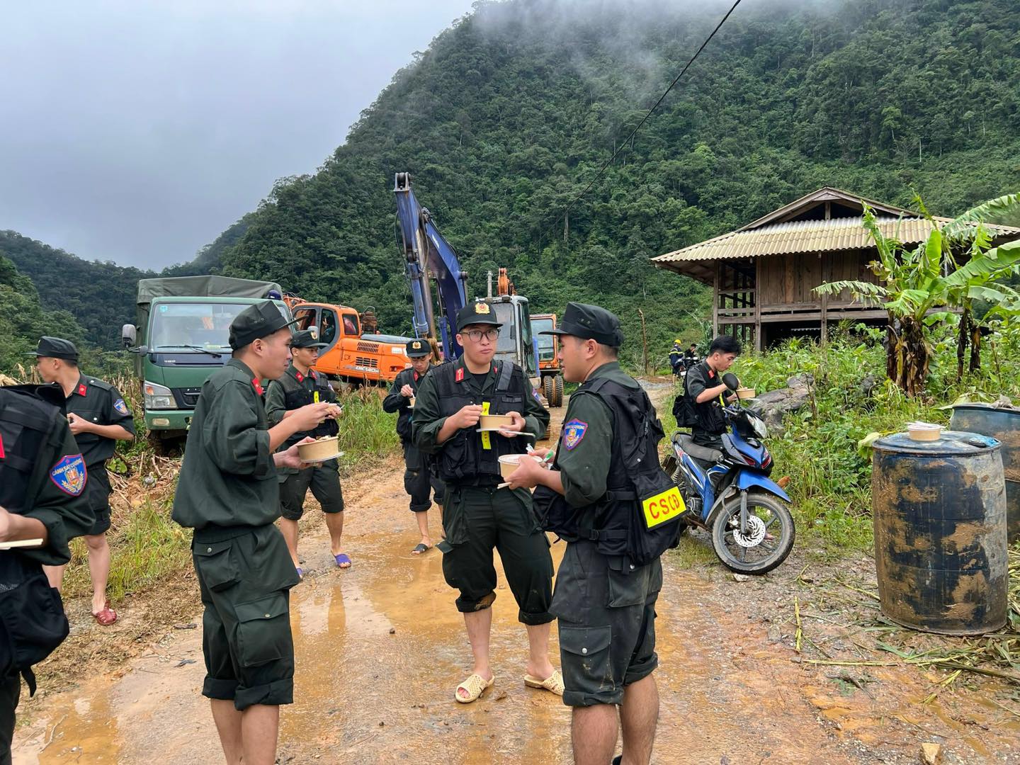 Vụ 38 người tử vong do sạt lở ở Nguyên Bình: Cán bộ công an trực tiếp khiêng thi thể đi bộ 20km- Ảnh 5.