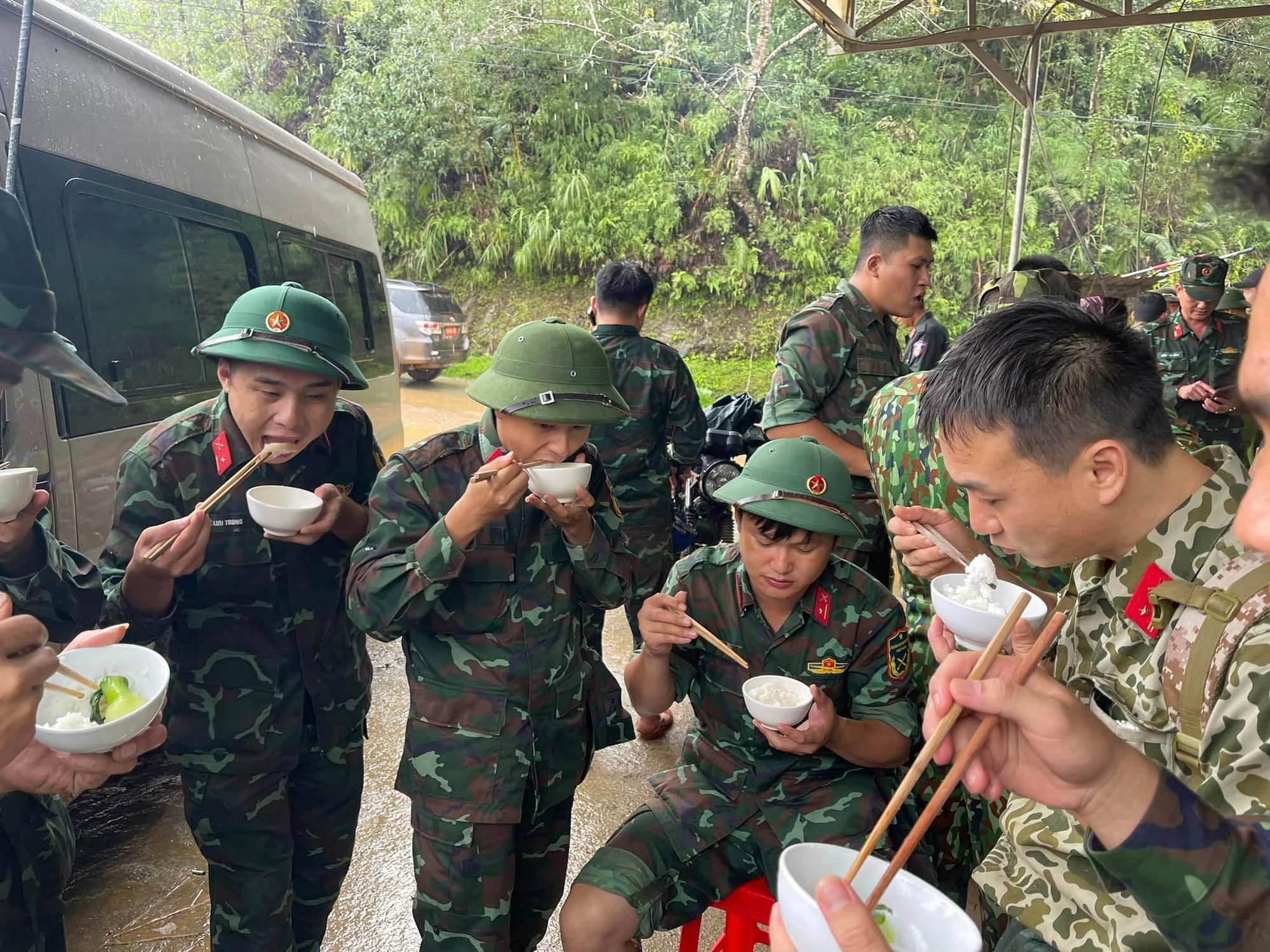 Xúc động hình ảnh những người chiến sĩ giữa cơn lũ lớn: Chiếc bánh ăn vội giữa dòng nước, tấm gỗ lấm lem bùn đất cũng thành chỗ ngả lưng- Ảnh 8.