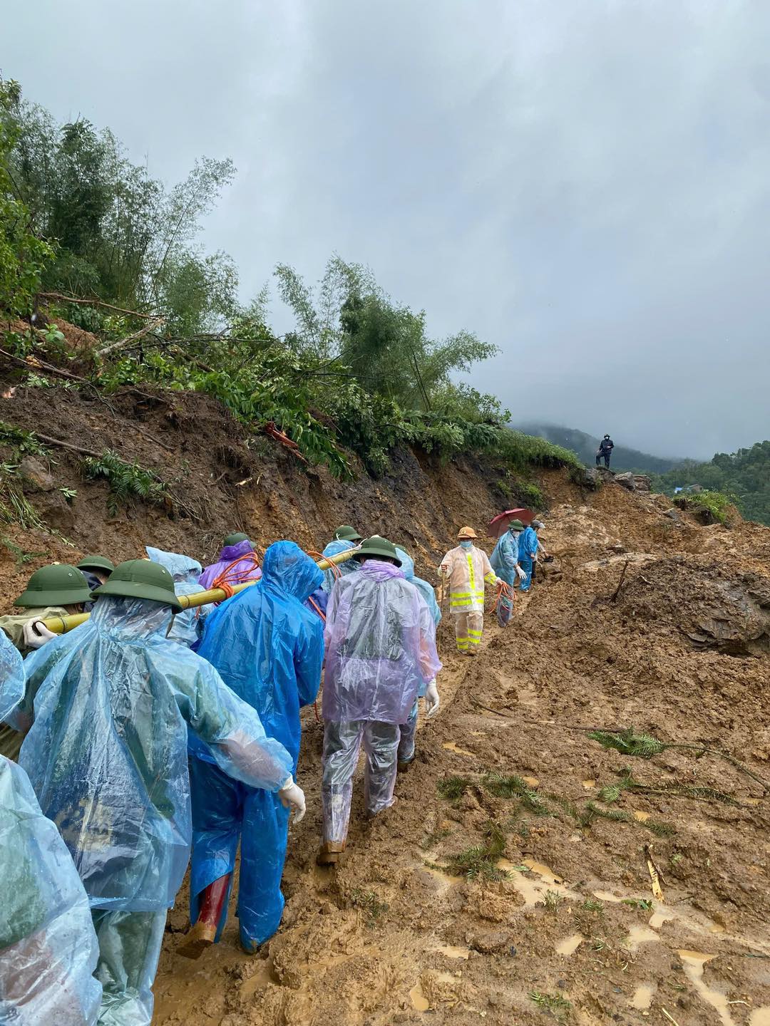 Vụ 38 người tử vong do sạt lở ở Nguyên Bình: Cán bộ công an trực tiếp khiêng thi thể đi bộ 20km- Ảnh 2.