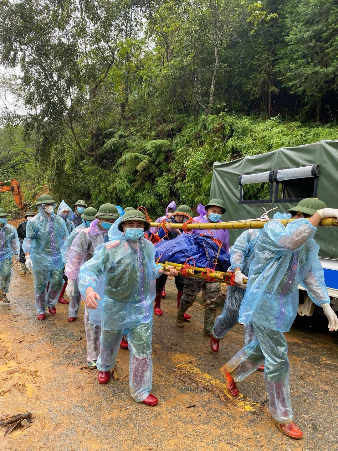 Vụ 38 người tử vong do sạt lở ở Nguyên Bình: Cán bộ công an trực tiếp khiêng thi thể đi bộ 20km- Ảnh 1.