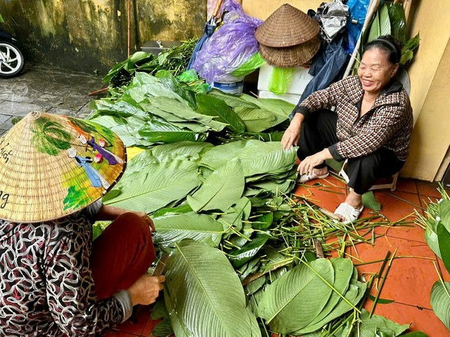 Người dân Hà Nội gói hàng nghìn chiếc bánh chưng gửi bà con vùng lũ- Ảnh 2.