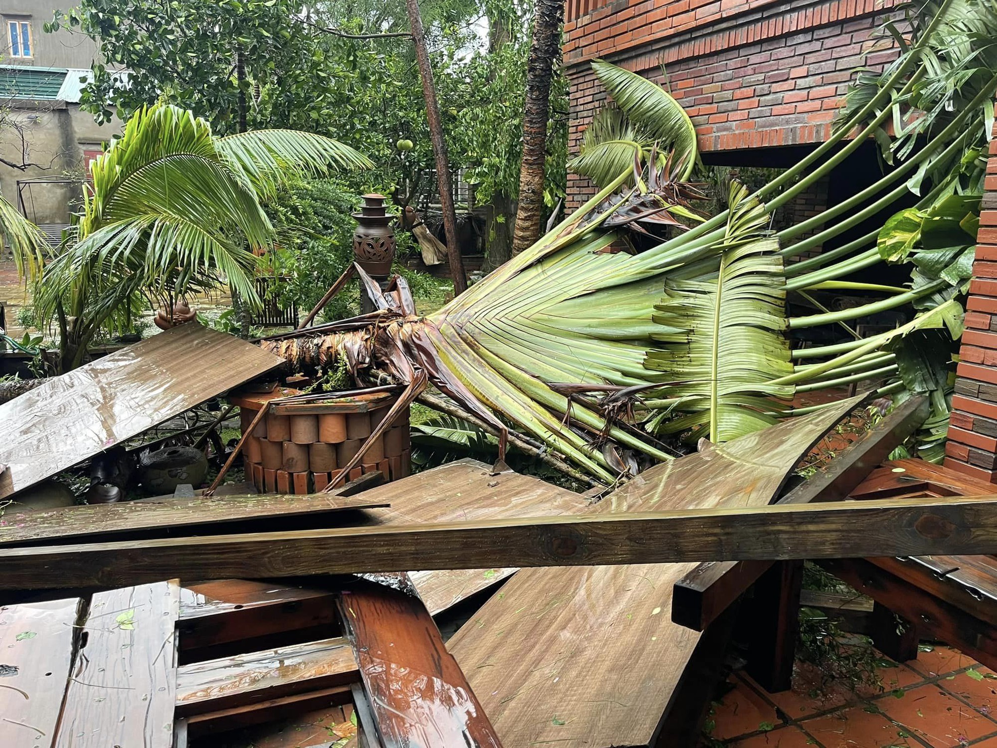 An toàn thực phẩm trong thời điểm bão, lũ lụt: Những khuyến cáo người dân không nên bỏ qua để tránh rước bệnh- Ảnh 1.