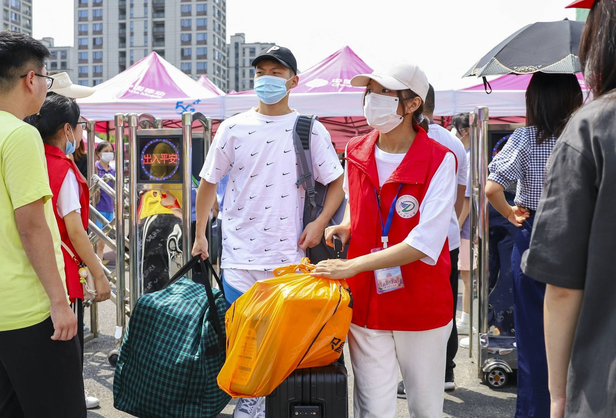 Nữ sinh lên thành phố nhập học tình cờ gặp "đàn anh" nhiệt tình ở ga tàu, 10 phút sau cô lập tức báo cảnh sát- Ảnh 1.