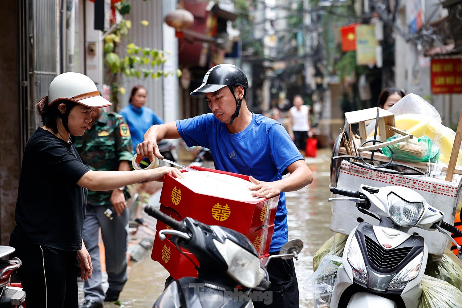 Hà Nội: Nhân viên y tế đi thuyền vào chữa bệnh cho dân- Ảnh 5.