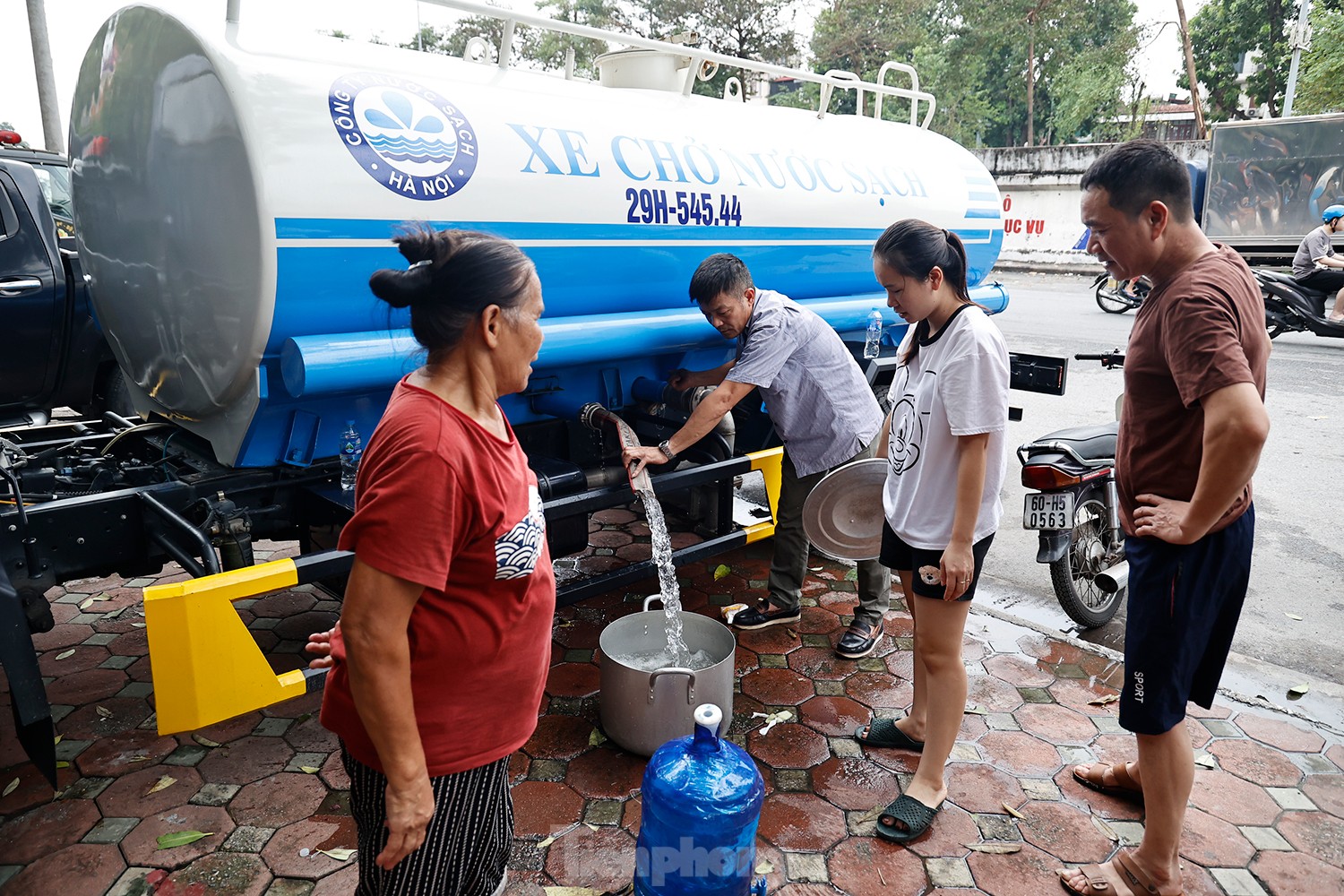 Hà Nội: Nhân viên y tế đi thuyền vào chữa bệnh cho dân- Ảnh 6.