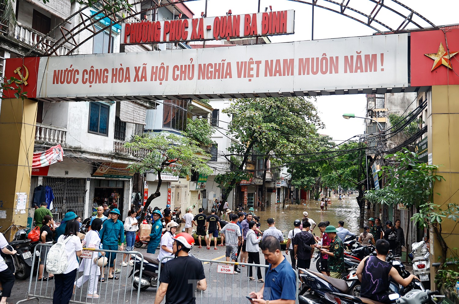 Hà Nội: Nhân viên y tế đi thuyền vào chữa bệnh cho dân- Ảnh 9.