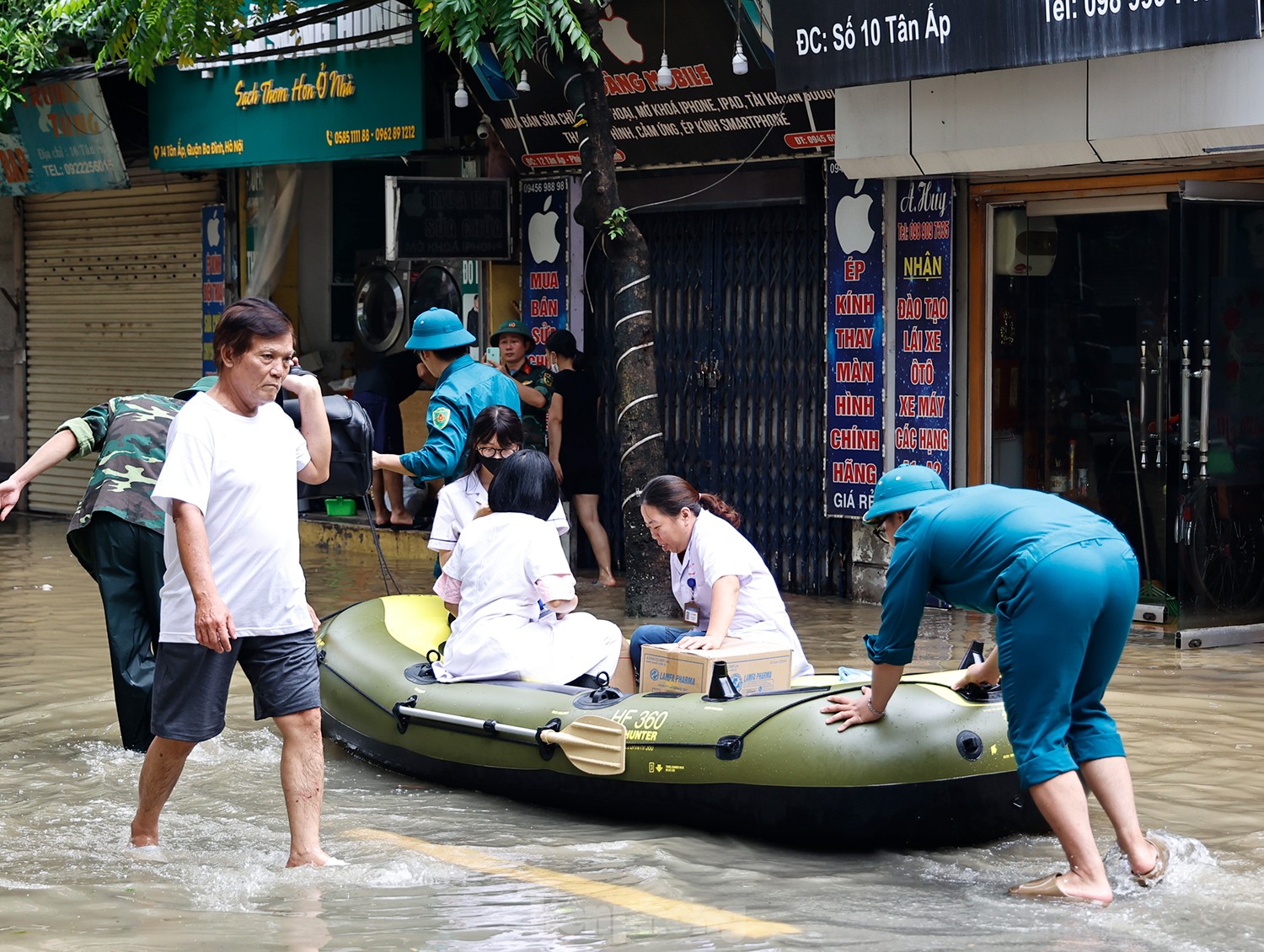 Hà Nội: Nhân viên y tế đi thuyền vào chữa bệnh cho dân- Ảnh 11.