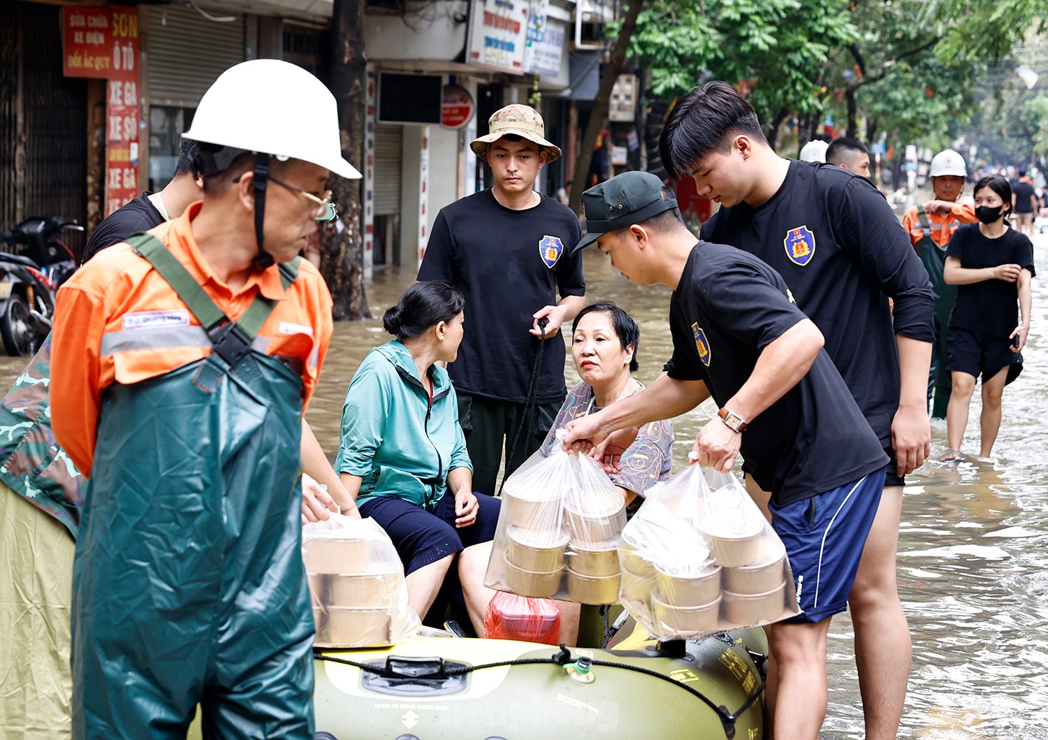 Hà Nội: Nhân viên y tế đi thuyền vào chữa bệnh cho dân- Ảnh 14.