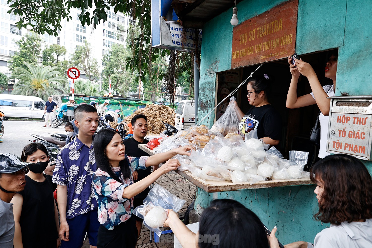 Hà Nội: Nhân viên y tế đi thuyền vào chữa bệnh cho dân- Ảnh 15.