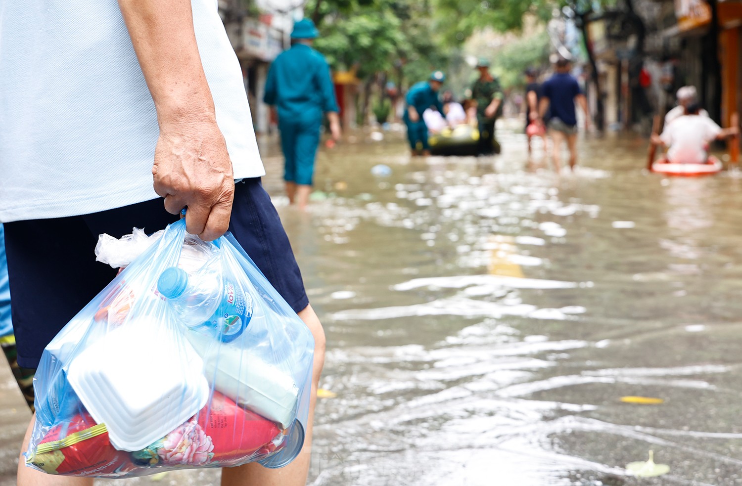 Hà Nội: Nhân viên y tế đi thuyền vào chữa bệnh cho dân- Ảnh 12.