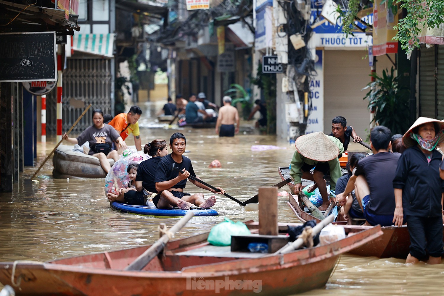 Hà Nội: Nhân viên y tế đi thuyền vào chữa bệnh cho dân- Ảnh 1.