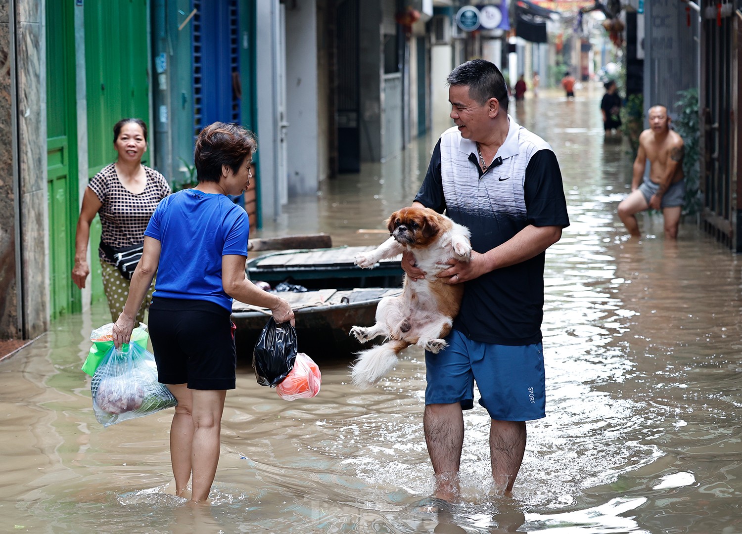 Hà Nội: Nhân viên y tế đi thuyền vào chữa bệnh cho dân- Ảnh 2.