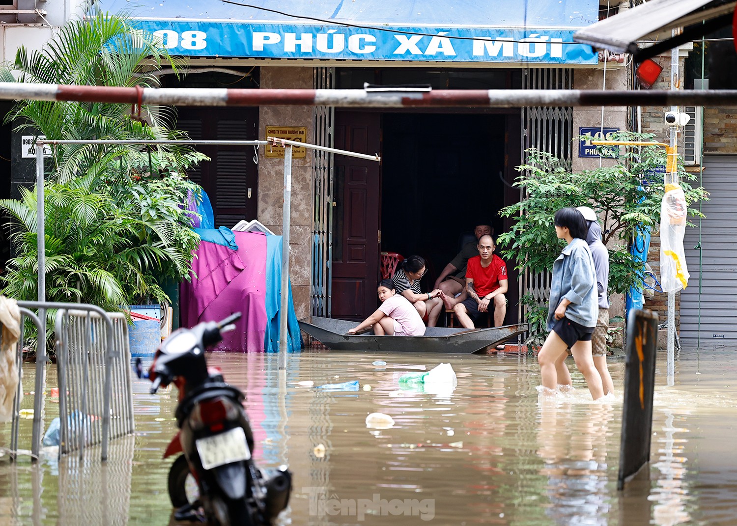 Hà Nội: Nhân viên y tế đi thuyền vào chữa bệnh cho dân- Ảnh 3.