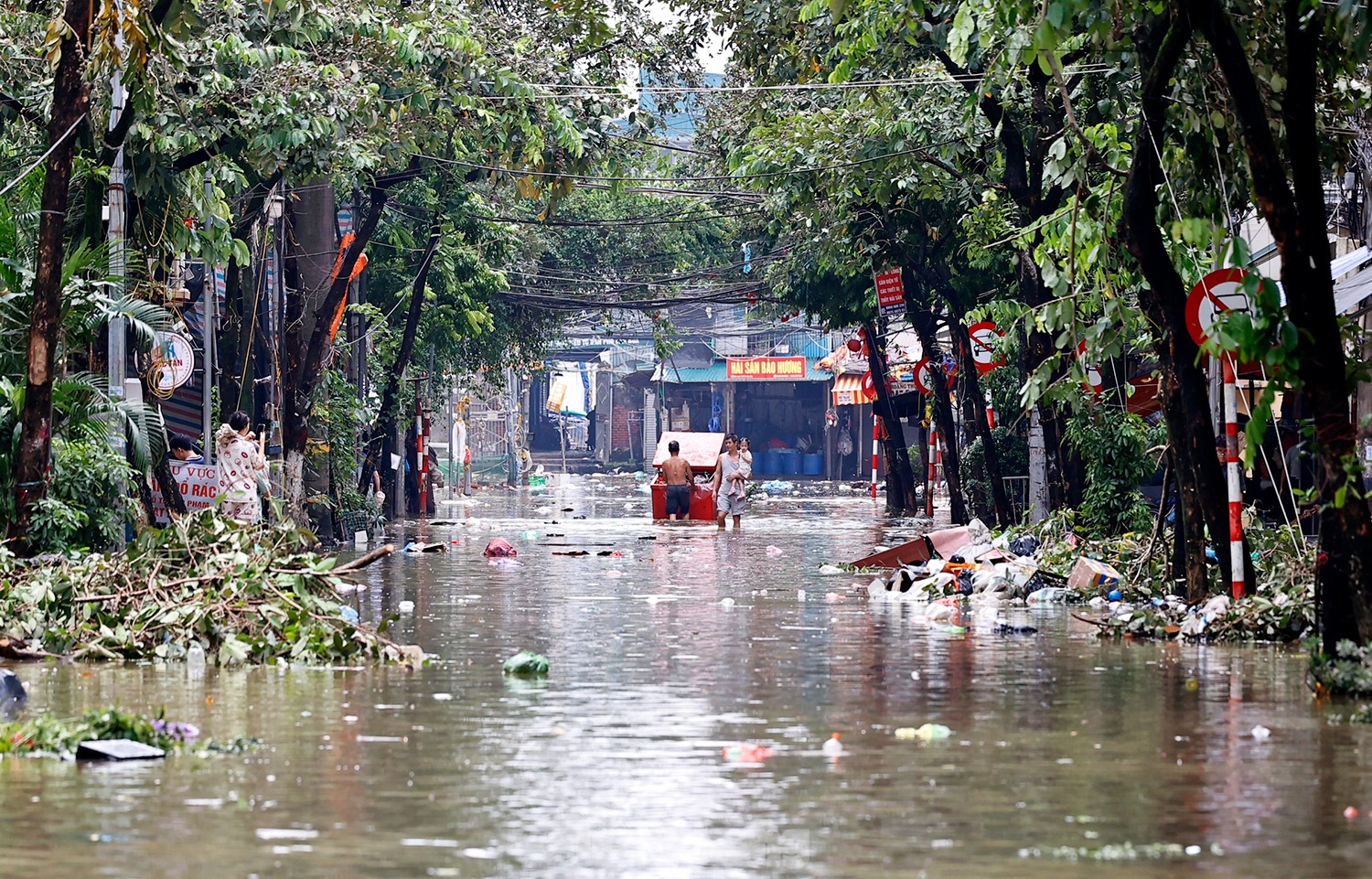 Hà Nội: Nhân viên y tế đi thuyền vào chữa bệnh cho dân- Ảnh 4.