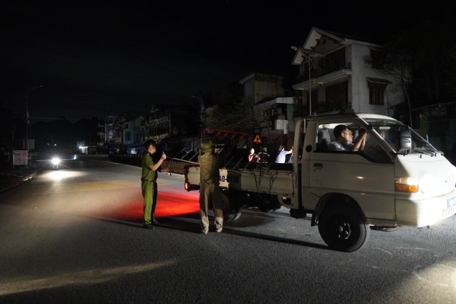 Vết đứt gãy ở lưng chừng đồi, Quảng Ninh sơ tán 'thần tốc' 136 hộ dân trong đêm- Ảnh 1.