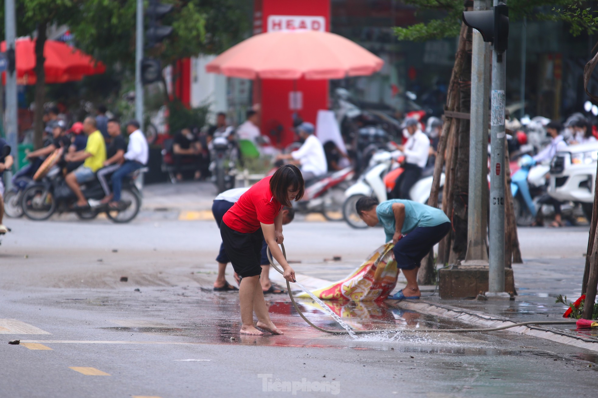 


Tại khu đô thị này, các hầm được thiết kế thấp hơn so với mặt đường, do đó, khi mưa lớn kéo dài, nhiều gia đình chắn tấm thép ở cửa nhưng nước vẫn chảy ngược vào. Những nhà không có máy bơm, nước ngập gần như kín hầm, nhiều tài sản bị hư hại.
