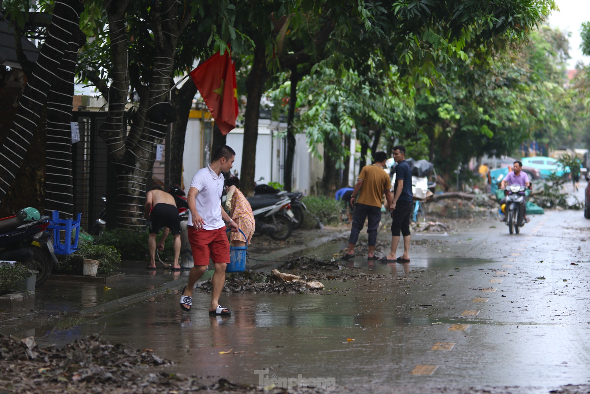 Người dân khu 'biệt thự triệu đô' vội vã dọn dẹp, khắc phục mưa lũ- Ảnh 3.