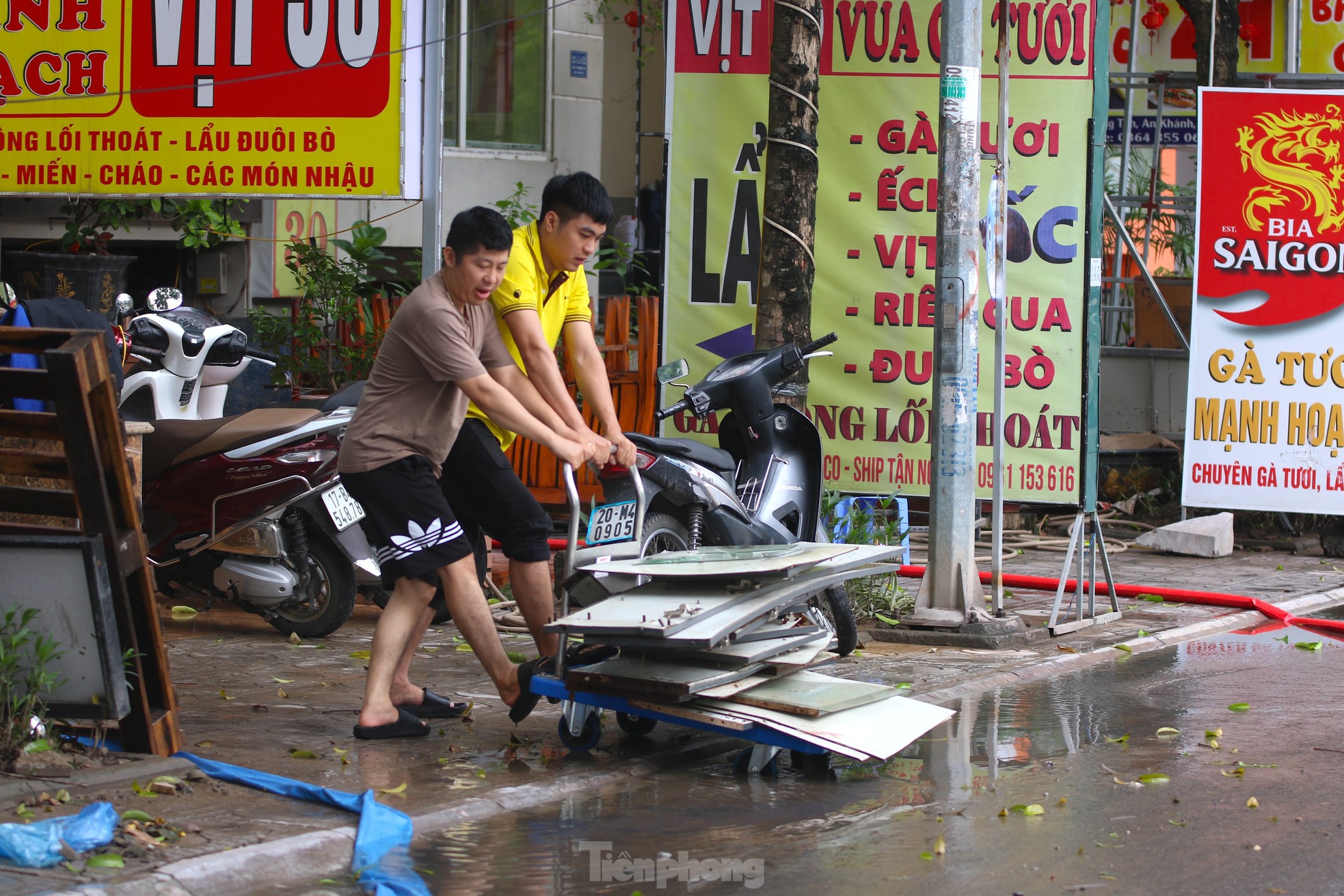 Người dân khu 'biệt thự triệu đô' vội vã dọn dẹp, khắc phục mưa lũ- Ảnh 6.