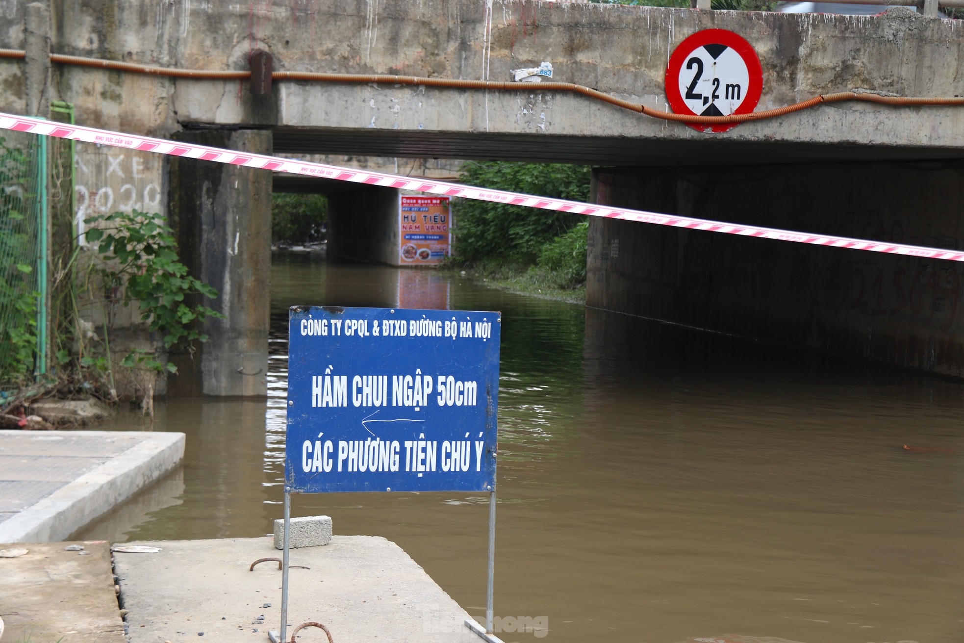 Đường gom, hầm chui Đại lộ Thăng Long nhiều đoạn vẫn ngập sâu- Ảnh 8.