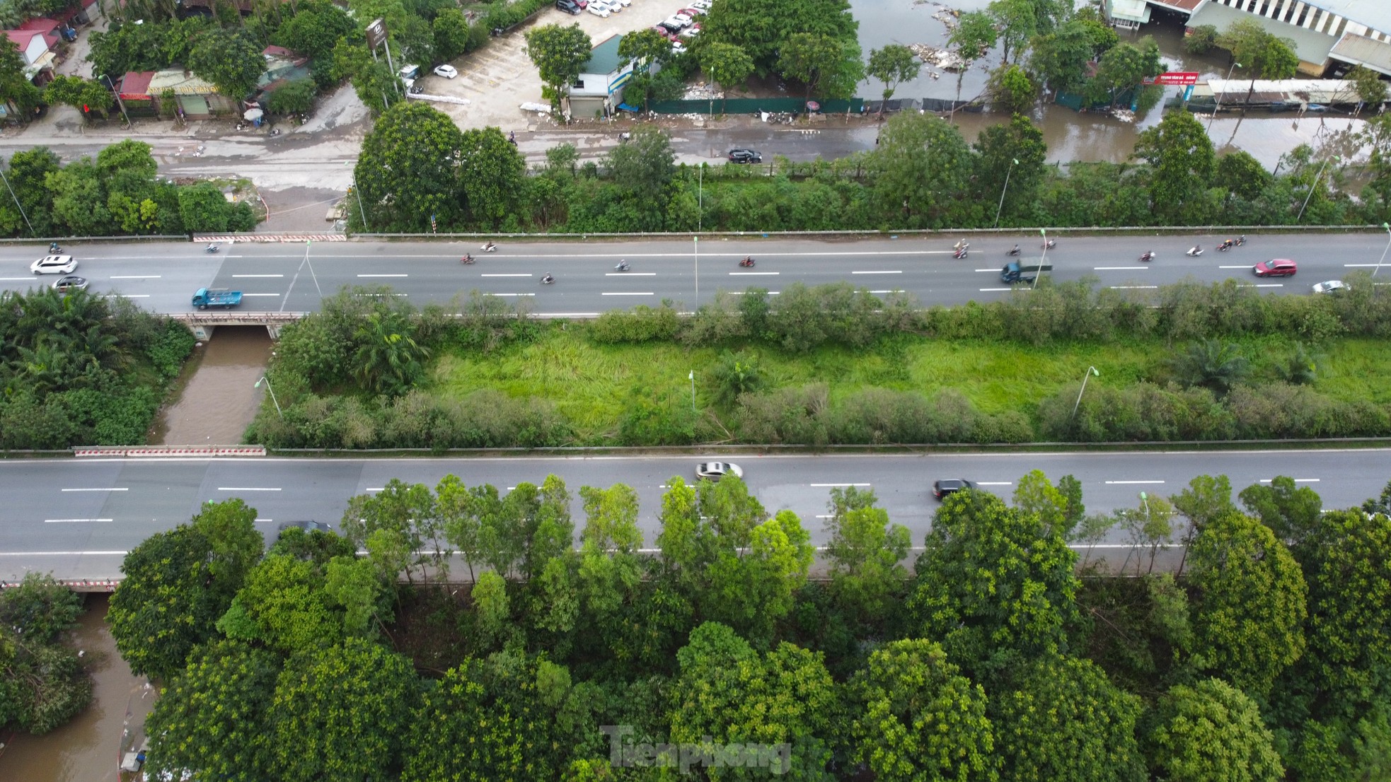 Đường gom, hầm chui Đại lộ Thăng Long nhiều đoạn vẫn ngập sâu- Ảnh 11.