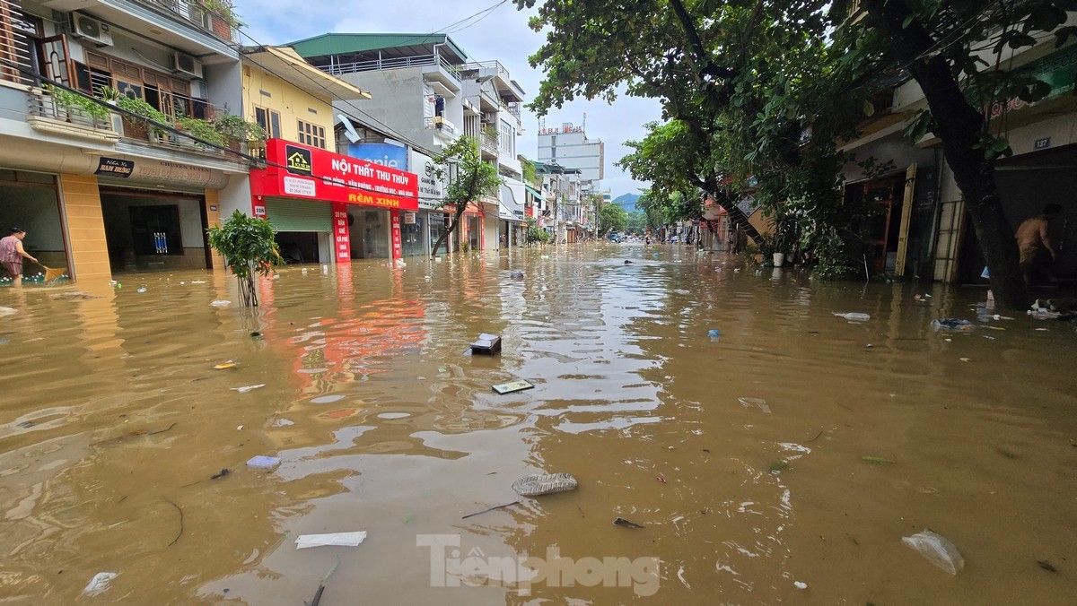 'Biển rác' nổi trên nước lũ ở Tuyên Quang- Ảnh 2.