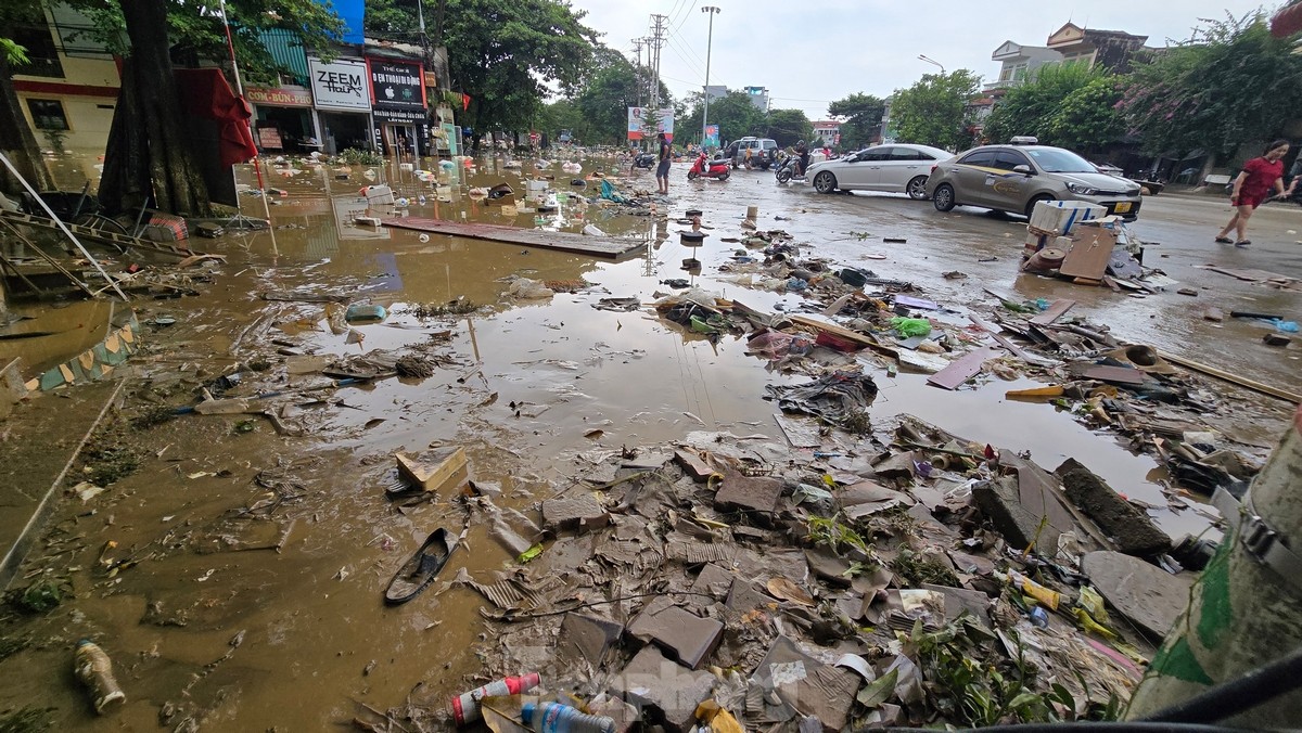 'Biển rác' nổi trên nước lũ ở Tuyên Quang- Ảnh 3.