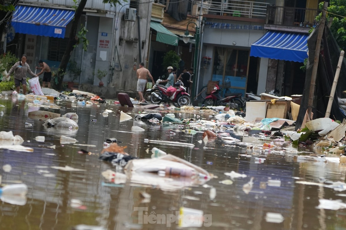 'Biển rác' nổi trên nước lũ ở Tuyên Quang- Ảnh 6.