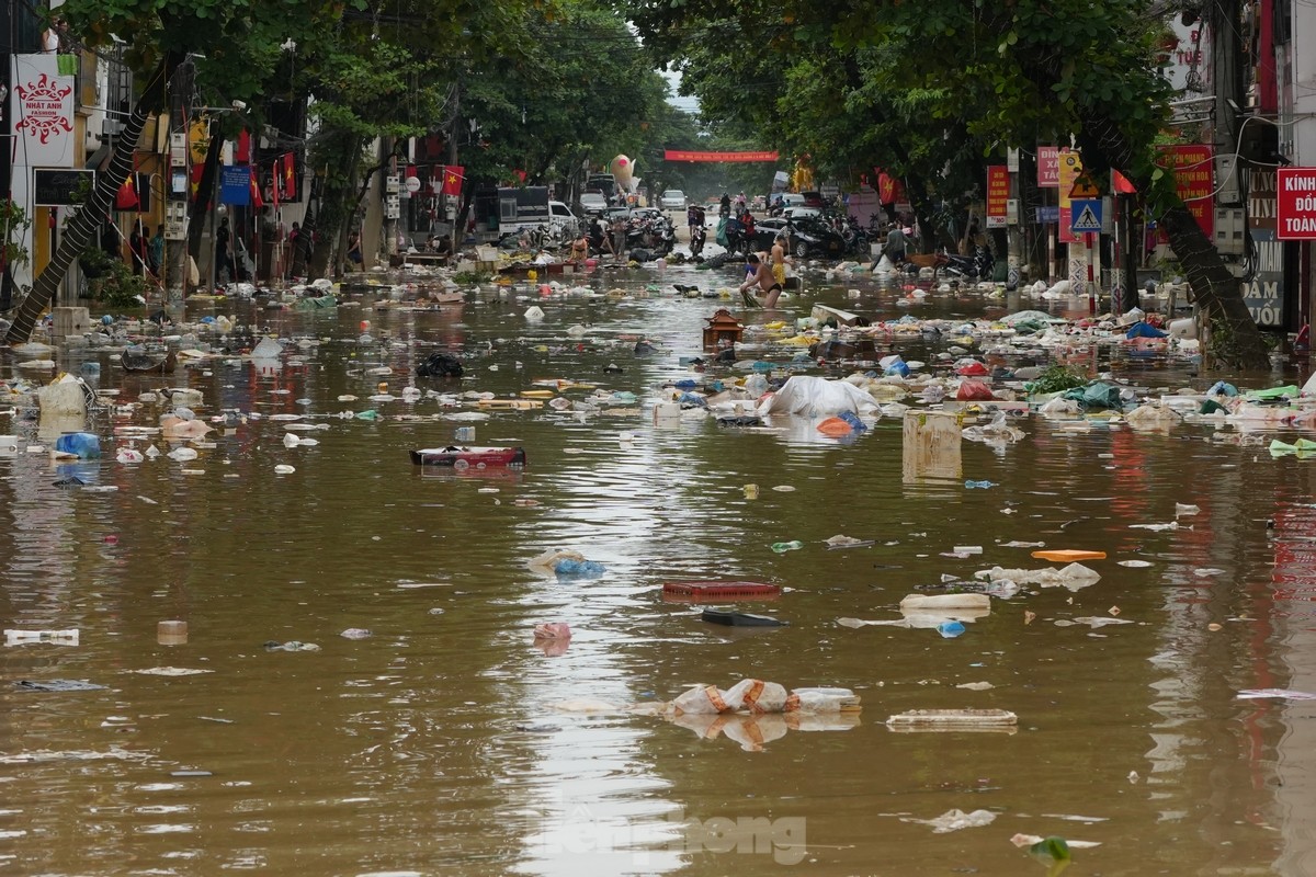 'Biển rác' nổi trên nước lũ ở Tuyên Quang- Ảnh 13.