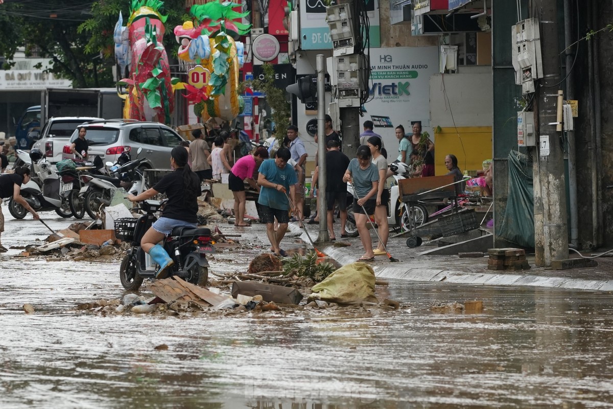 'Biển rác' nổi trên nước lũ ở Tuyên Quang- Ảnh 7.