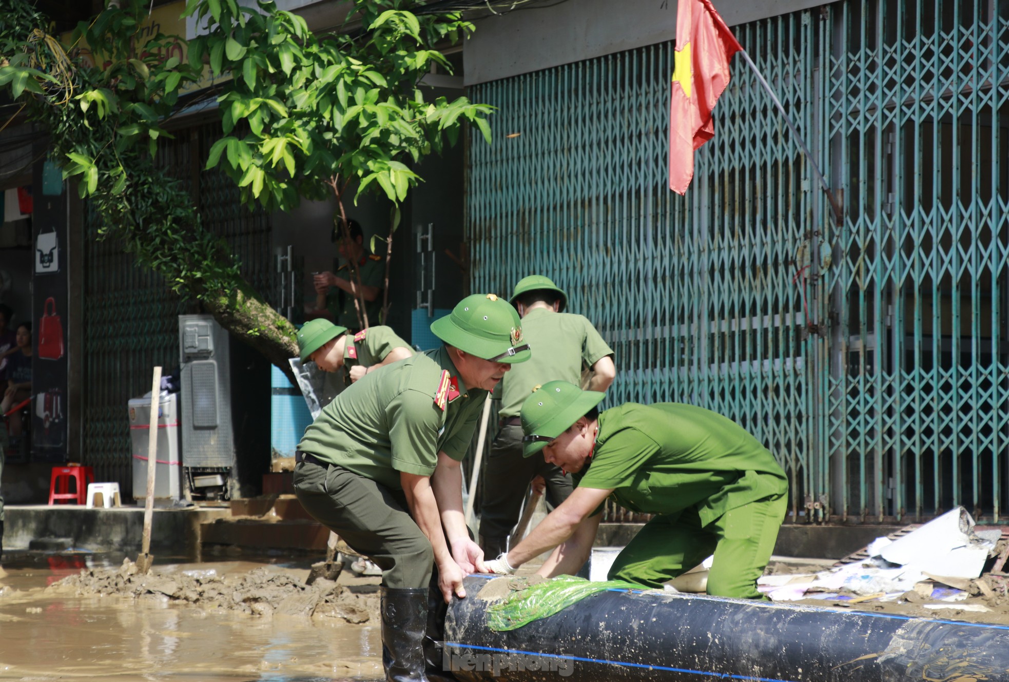 Thủ tướng Phạm Minh Chính lội bùn đến động viên người dân Yên Bái- Ảnh 5.