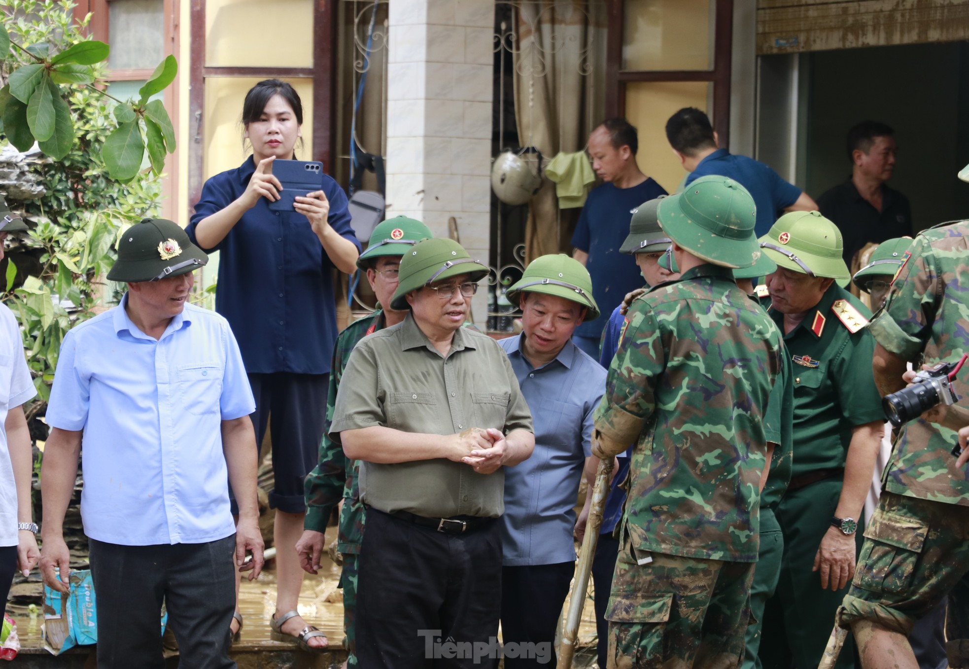 Thủ tướng Phạm Minh Chính lội bùn đến động viên người dân Yên Bái- Ảnh 8.