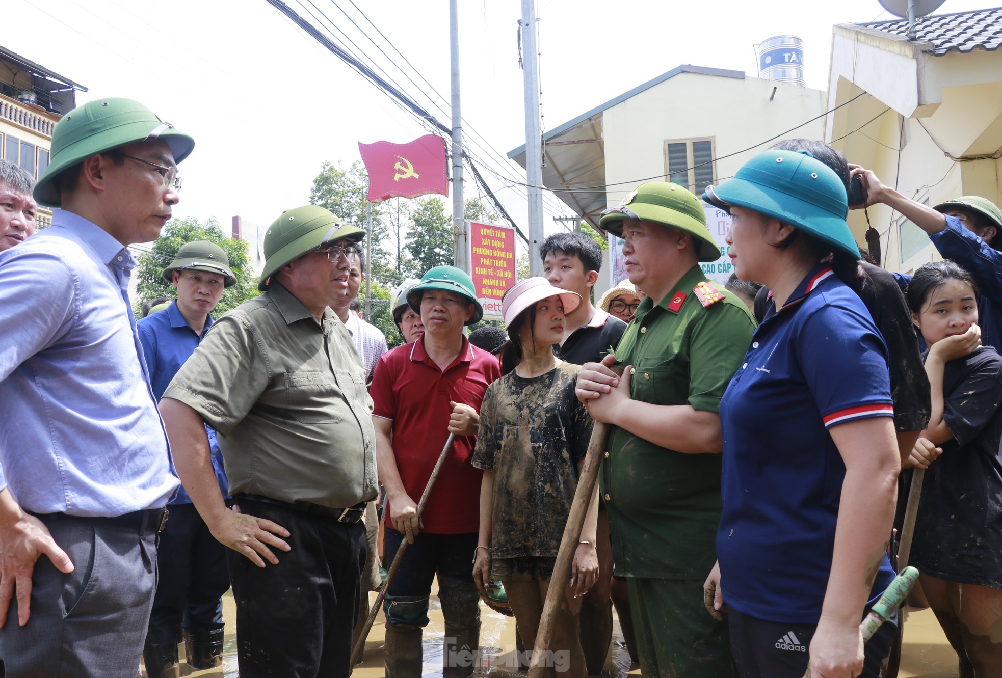 Thủ tướng Phạm Minh Chính lội bùn đến động viên người dân Yên Bái- Ảnh 11.