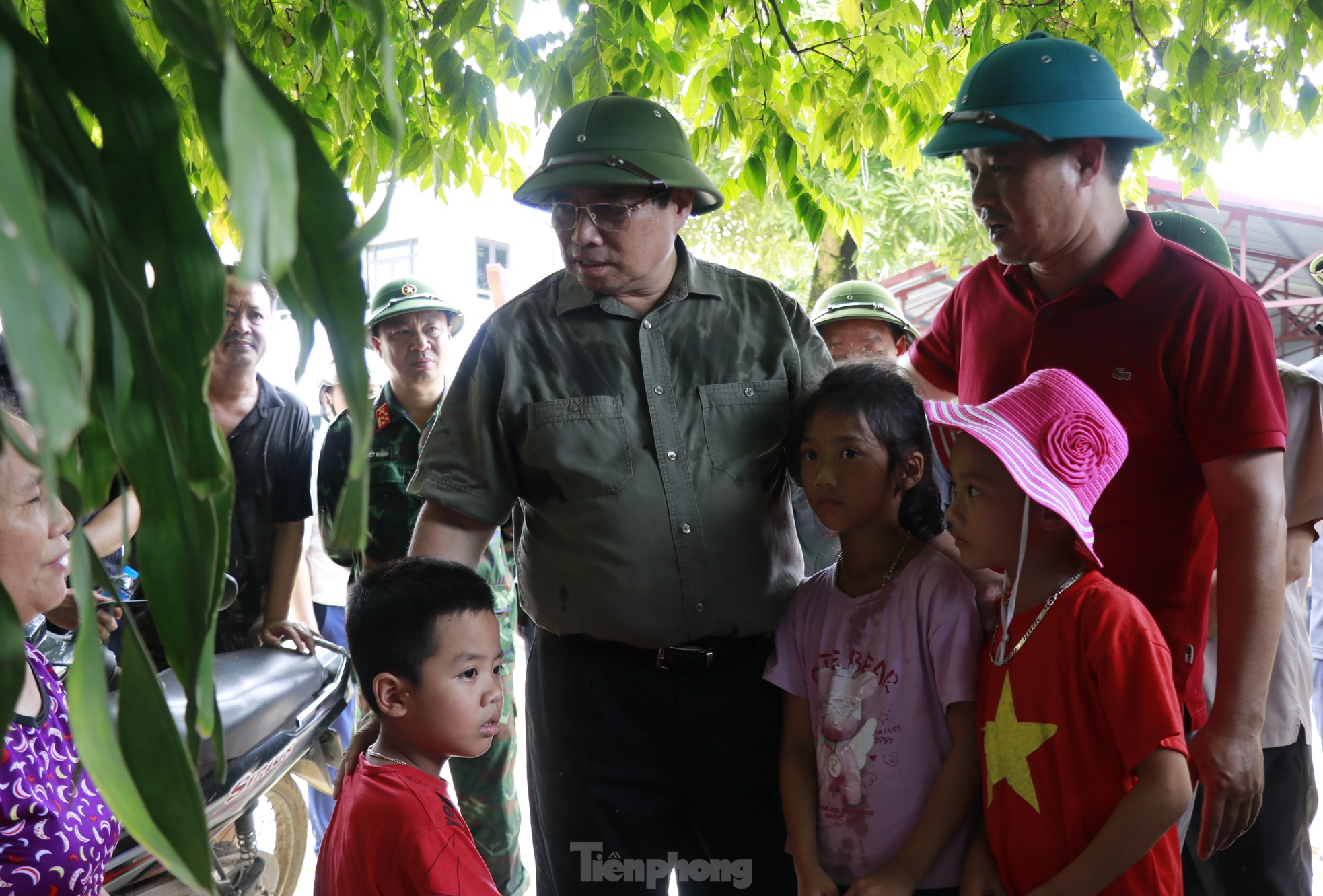 Thủ tướng Phạm Minh Chính lội bùn đến động viên người dân Yên Bái- Ảnh 14.