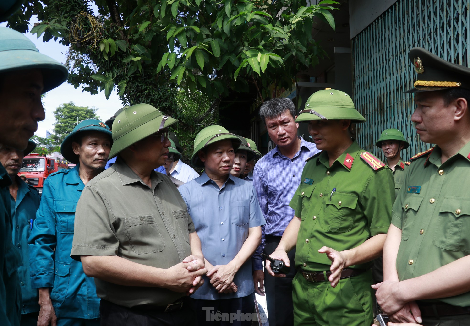 Thủ tướng Phạm Minh Chính lội bùn đến động viên người dân Yên Bái- Ảnh 9.