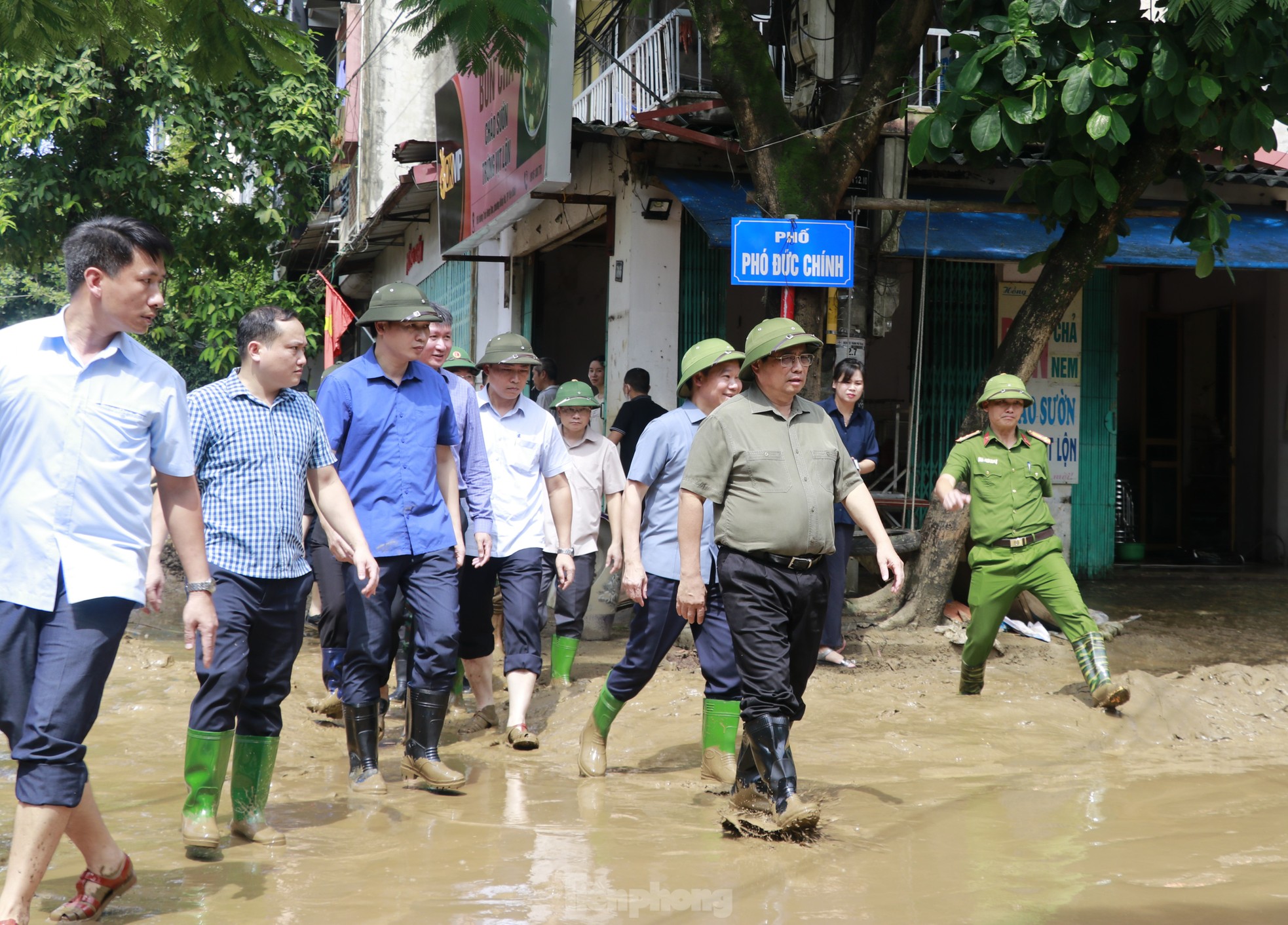 Thủ tướng Phạm Minh Chính lội bùn đến động viên người dân Yên Bái- Ảnh 1.