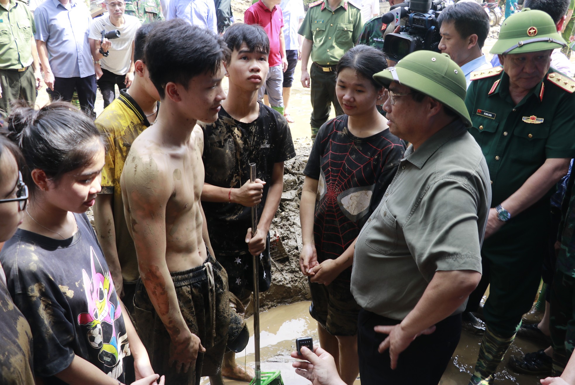 Thủ tướng Phạm Minh Chính lội bùn đến động viên người dân Yên Bái- Ảnh 7.