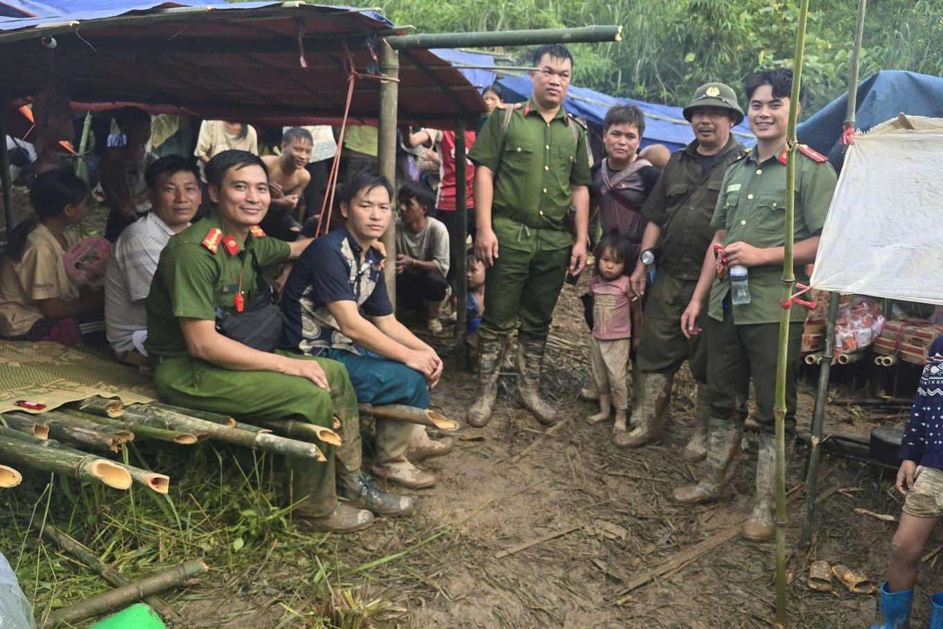 Tin vui nhất vụ 115 người "mất tích" ở Lào Cai: Cả thôn đã sơ tán sớm lên núi tránh lũ nên tất cả đều an toàn- Ảnh 1.