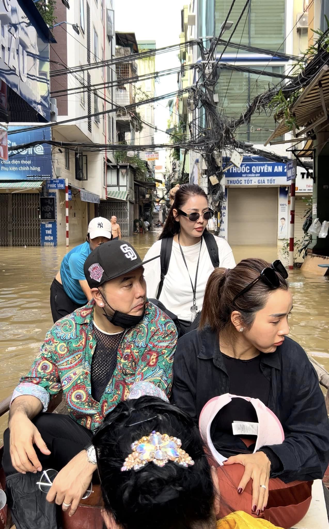 Quế Vân lên tiếng việc đi thuyền làm từ thiện ở "khu nhà giàu" và lý do Ưng Hoàng Phúc không lội nước- Ảnh 1.