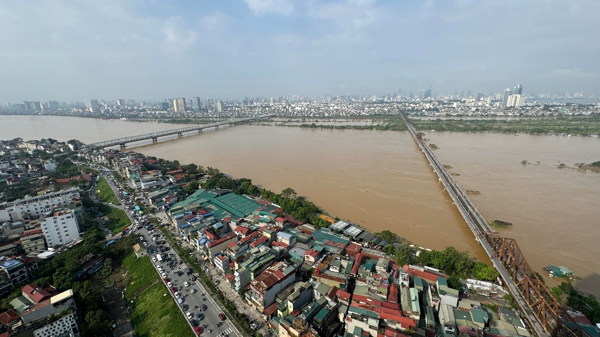 Hình ảnh mới nhất tại cầu Long Biên sáng 13/9: Mực nước sông Hồng giảm dần, các trụ cầu ngoi cao hơn trên mặt nước- Ảnh 1.