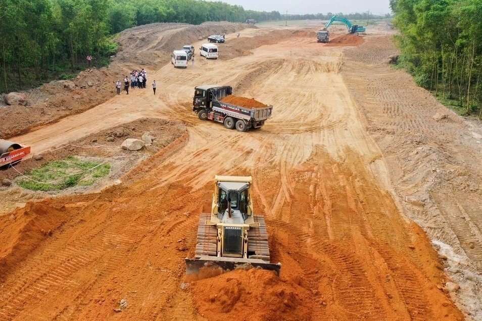 Kỳ tích chưa từng có trong 500 ngày đêm thi đua xây 3.000 km cao tốc: 1.000 máy móc, 1.500 người làm xuyên đêm, hạng mục đua nhau vượt tiến độ- Ảnh 1.