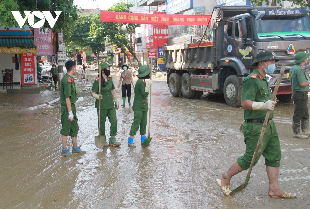 Thành phố Tuyên Quang trở lại phong quang, sạch đẹp chỉ sau 1 ngày  nước rút- Ảnh 2.