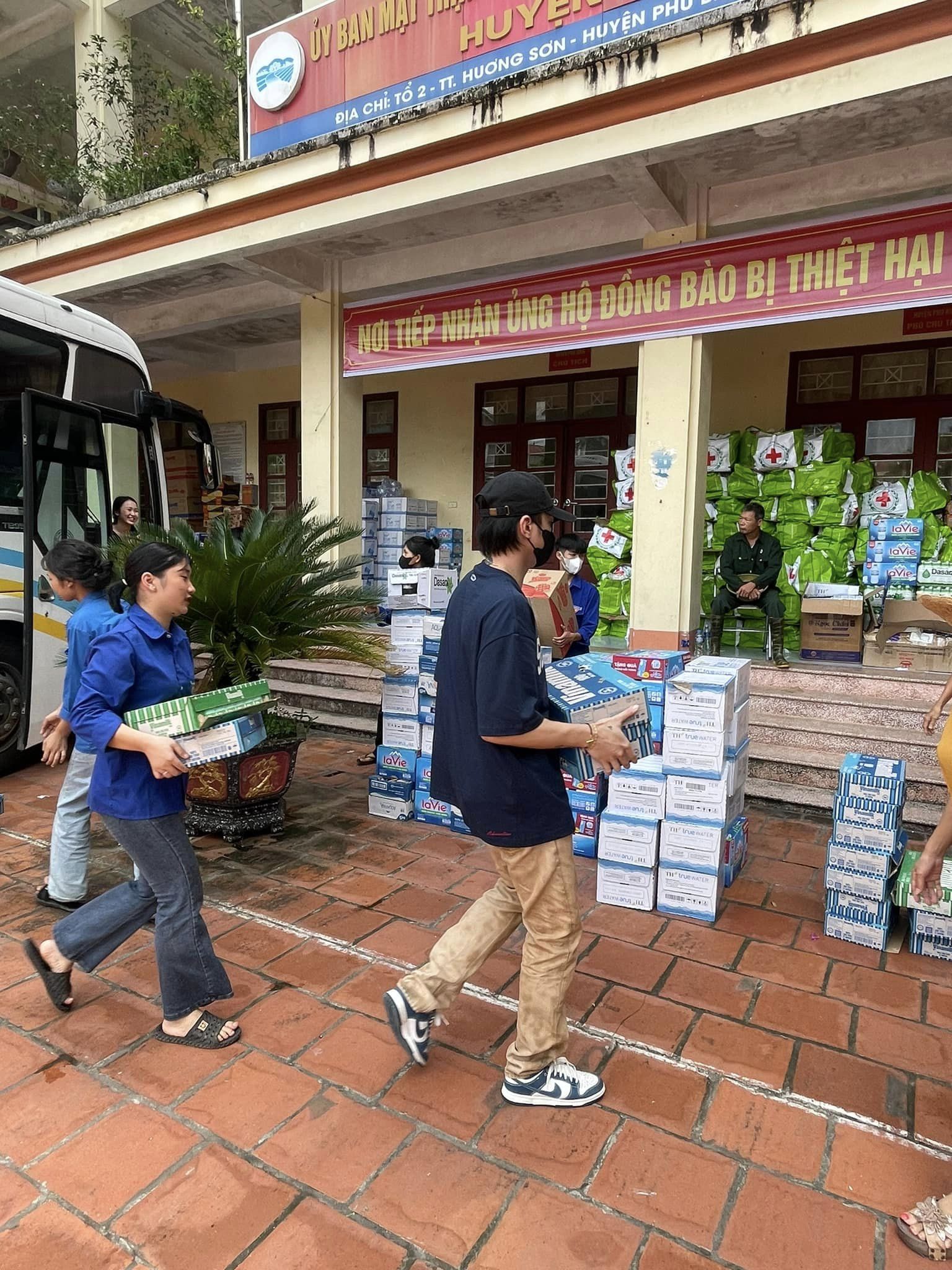 Quế Vân và vợ chồng Ưng Hoàng Phúc bị chỉ trích khi đi cứu trợ... giữa trung tâm Hà Nội- Ảnh 8.