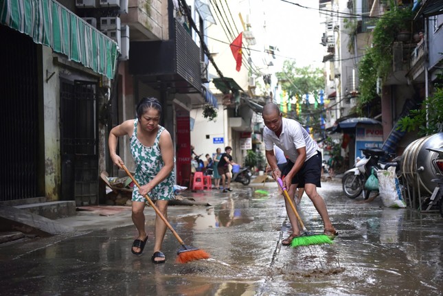 Ảnh hưởng sau lũ: Nhiều phường của quận Cầu Giấy, Bắc Từ Liêm phải cấp nước theo giờ- Ảnh 1.