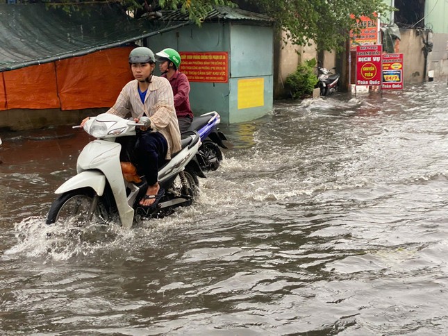 TPHCM và Nam bộ đón đợt mưa dông diện rộng kéo dài- Ảnh 1.