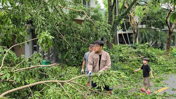 Được bạn bè khen "khéo dạy con" khi có hành động ý nghĩa sau cơn bão, Xuân Bắc trả lời 2 câu nhận đồng tình- Ảnh 1.