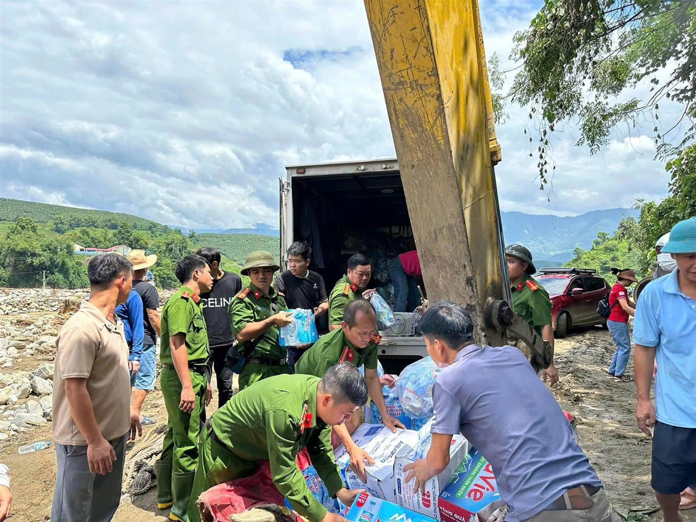 Cả quả đồi đổ sập xuống nhà bán trú trường học: Quyết định bước ngoặt giúp bảo vệ tính mạng 142 thầy trò- Ảnh 7.