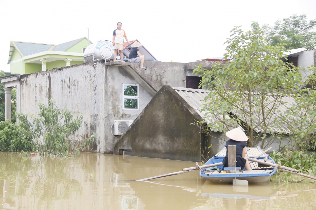 Nước sông Hoàng Long bắt đầu rút, nhiều nơi ở Ninh Bình vẫn chìm trong nước- Ảnh 4.